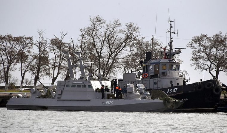 buque lancha ucranianos Un buque de guerra ucraniano y un remolcador permanecen en el puerto de Kerch. Foto: Efe.
