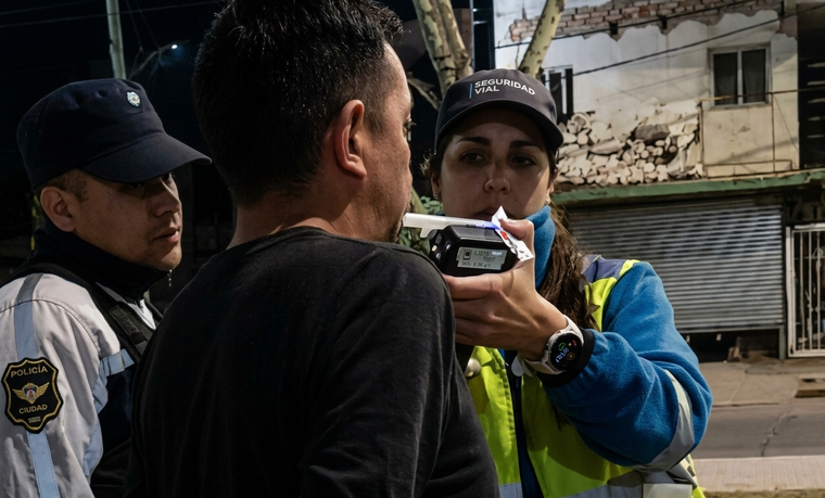 El hecho ocurrió en San Martín durante un operativo de la ANSV. El conductor admitió haber tomado fernet antes de manejar y quedó demorado.