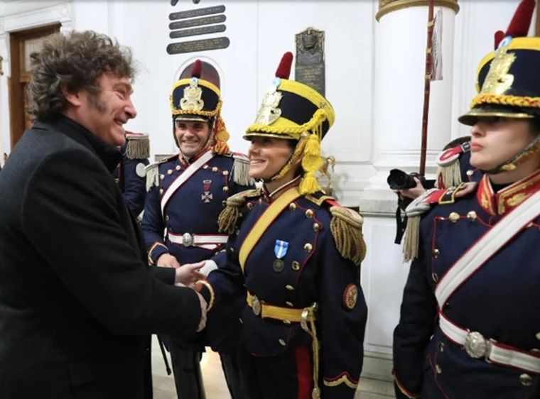 El presidente Javier Milei junto a granaderos. El presidente Javier Milei junto a granaderos.