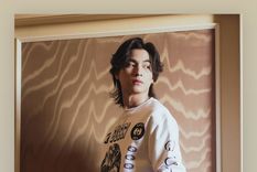 Gulf Kanawut, representando la moda masculina de Gucci Foto: Instagram @guccibeauty