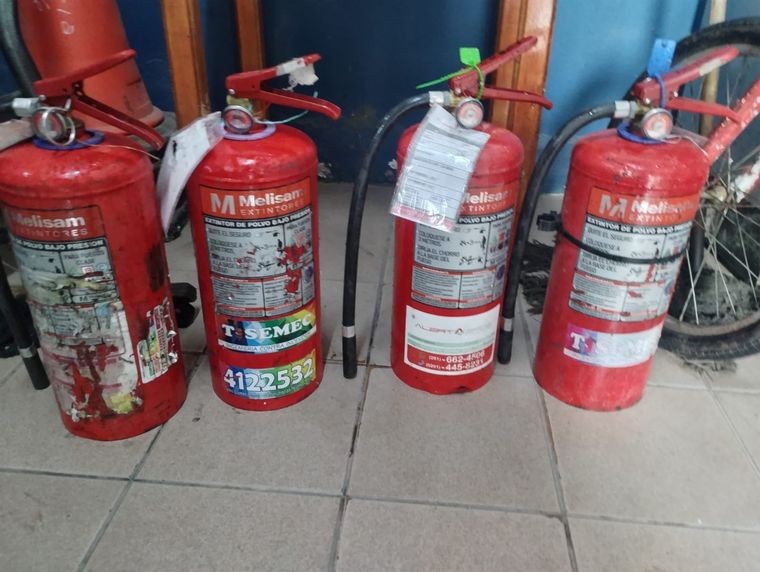 Los cuatro matafuegos sustraídos que fueron recuperados por personal de la Comisaría 36°. Los cuatro matafuegos sustraídos que fueron recuperados por personal de la Comisaría 36°.