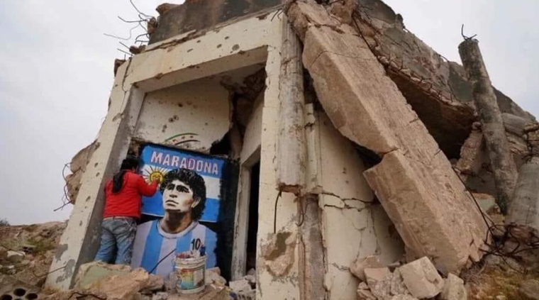 La imagen de Maradona resaltando entre los escombros de Binnish, en la región de Idlib, en Siria. La imagen de Maradona resaltando entre los escombros de Binnish, en la región de Idlib, en Siria.