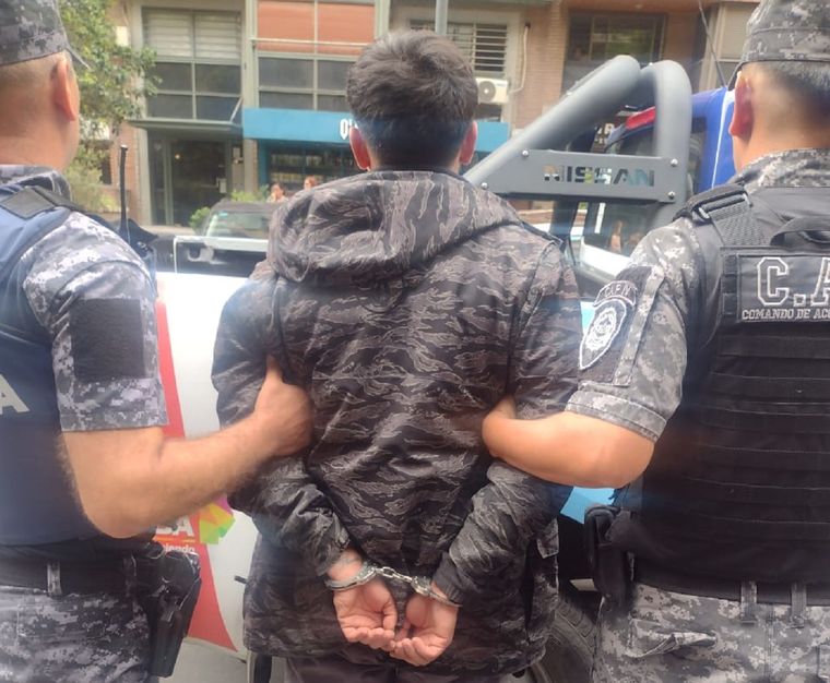 Vecinos redujeron a golpes a un motochorro en Córdoba Capital.