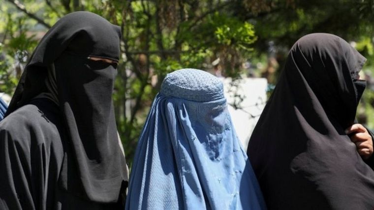 Los talibanes recomendaron a las mujeres quedarse en casa. Foto: REUTERS