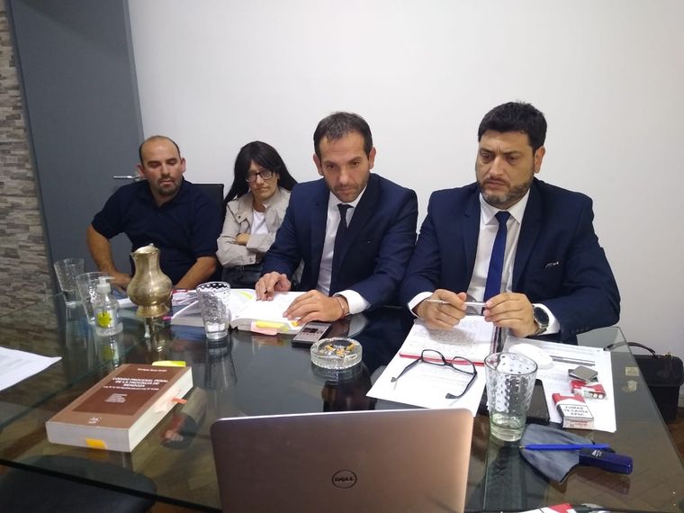 Los abogados querellantes, Agustín magdalena y Cristian Vaira Leyton, junto a los padres de Florencia.