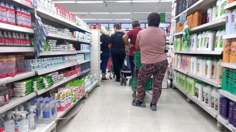 La inflación se mantiene en niveles todavía muy elevados, pero en dos últimos meses parece haberse desacelerado el ritmo de suba de los precios. Foto: Maximiliano Ríos/MDZ