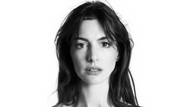 Anne Hathaway está muy ligada a la moda, por lo que firmó un infernal contrato para una marca mega top. Foto: Versace