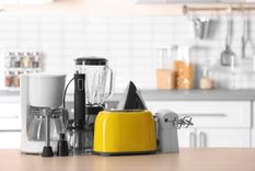 Algunos aparatos eléctricos siguen consumiendo energía por más de que estén apagados pero enchufados. Foto: Shutterstock