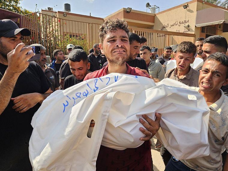 El bombardeo a una escuela llena de refugiados este miércoles dejó al menos 18 muertos, entre ellos mujeres y niños.