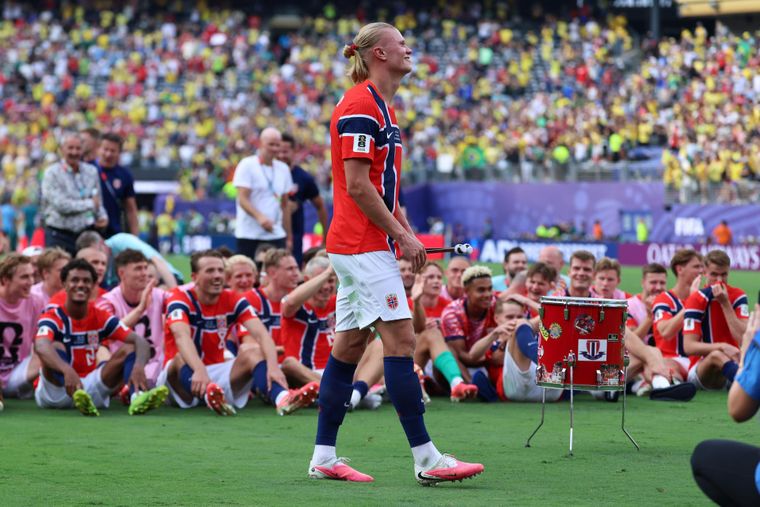 Erling Haaland lideró el tradicional festejo vikingo que emocionó a todos tras el batacazo mundial de Noruega frente a Brasil.&nbsp;