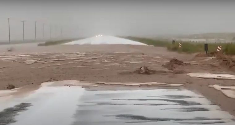 Sin paso Los vehículos se vieron impedidos de pasar durante largo rato.