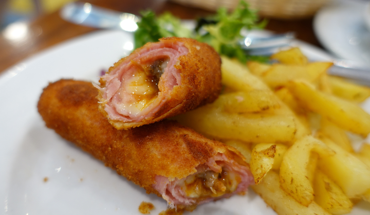 La receta original no llevaba queso; este ingrediente se añadió en versiones modernas. La receta original no llevaba queso; este ingrediente se añadió en versiones modernas.