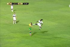 la criminal patada de adebayor que termino en expulsion