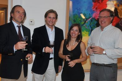 MDZol | Robert Zaldívar llegó al cóctel y fue recibido por los anfitriones Matías Bauzá Moreno, Mariela Giovanelli y Andrés Arena. Foto: Gerardo Gómez / MDZ