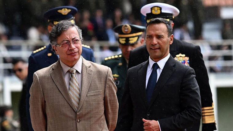 El presidente colombiano, Gustavo Petro, puso a un militar -Pedro Sánchez- al frente del Ministerio de Defensa colombiano por primera vez en 34 años.