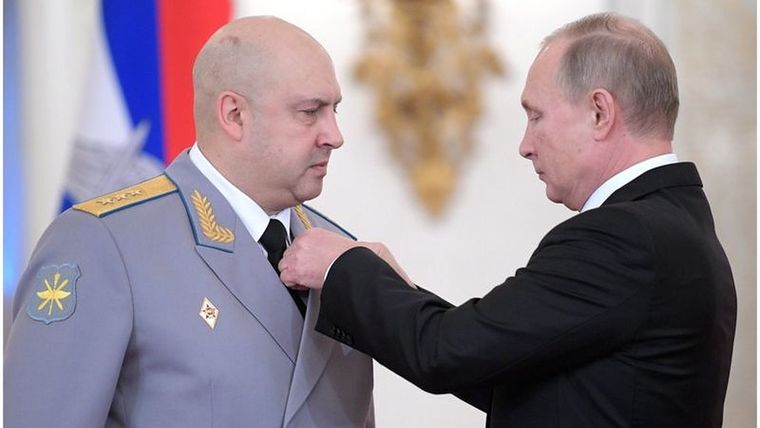 Surovikin fue condecorado en 2017 por Putin por sus servicios militares en Siria Foto: EPA