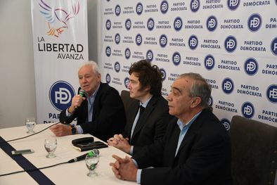 MDZol | Milei, con los dirigentes del PD local. Foto: ALF PONCE MERCADO / MDZ