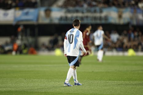 Varios jugadores han portado el 10 de la Selección argentina en reemplazo de Messi. Varios jugadores han portado el 10 de la Selección argentina en reemplazo de Messi.