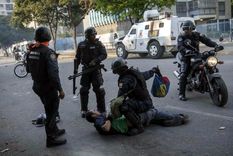 Detención de una persona por parte de la Policía Nacional Bolivariana. Foto: Hrw.org