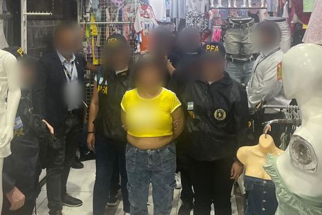 El operativo de Migraciones en Liniers terminó con la detención de dos extranjeros por contar con pedidos de expulsión vigentes. El operativo de Migraciones en Liniers terminó con la detención de dos extranjeros por contar con pedidos de expulsión vigentes.