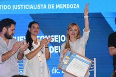 Flor Destéfanis junto a Anabel Fernández Sagasti, líder del kirchnerismo mendocino.
