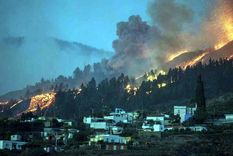 El magma brota sin freno en la isla. Foto: Ap.