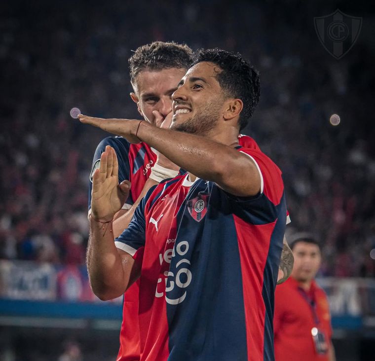 Domínguez forma una dupla letal con el argentino Pablo Vegetti en la actual Copa Libertadores de América.