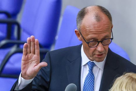 Friedrich Merz obtuvo la mayoría parlamentaria en una segunda votación luego de que fracasara su primer intento, en un hecho sin precedentes desde la creación de la República Federal de Alemania. Foto: EFE/EPA/HANNIBAL HANSCHKE
