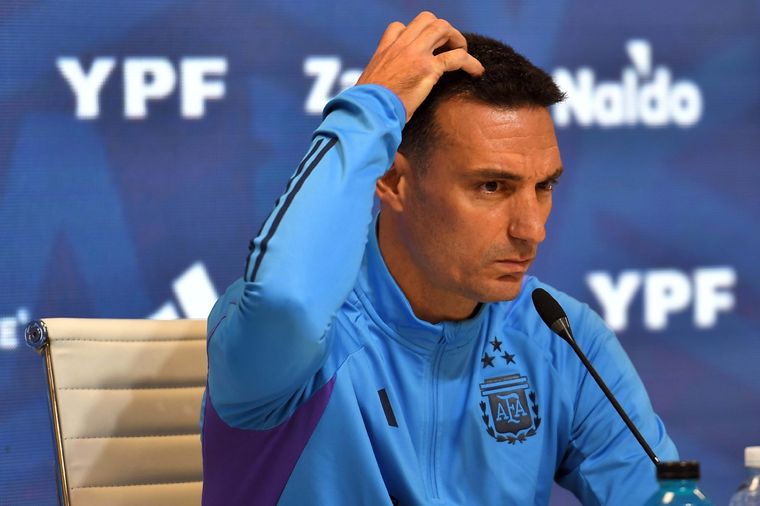 Scaloni espera saber cuántos futbolistas podrá convocar para la Copa. Foto: Télam