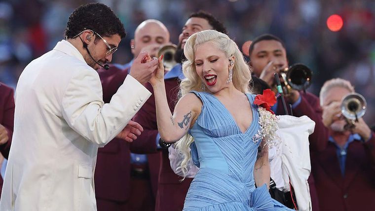 Lady Gaga fue una de las artistas invitadas al show de medio tiempo del Super Bowl. Cantó su éxito Die With A Smile pero en ritmo de salsa.