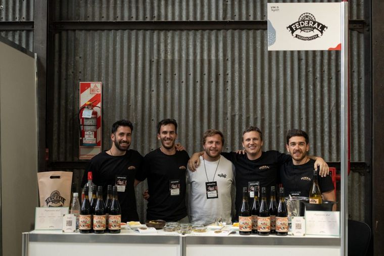 Amigos de todo el país, crearon un vermut completamente federal. Amigos de todo el país, crearon un vermut completamente federal.