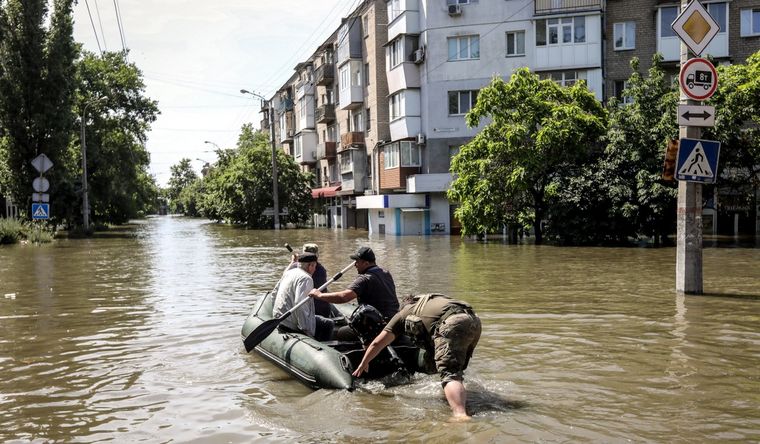 presa Ucrania evacuados Se calcula que cerca de treinta personas murieron tras la voladura de la presa. Foto: Efe.