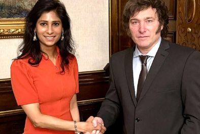 MDZol | Javier Milei estrecha la mano de Gita Gopinath, la economista india, número dos del Fondo Monetario, encargada de monitorear al detalle los números del país. Foto: Presidencia