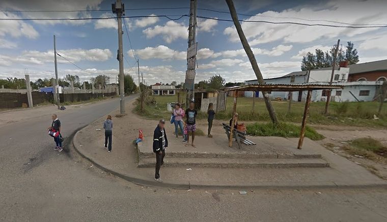 El policía esperaba el colectivo para dirigirse hasta su puesto de trabajo