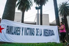 En Rosario, las familias de los inocentes asesinados piden justicia Foto: EFE