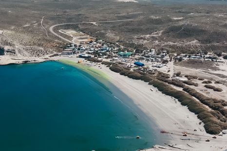 Puerto Pirámides es un pueblo de Chubut ubicado en Península Valdés, uno de los grandes santuarios de fauna marina de Argentina. Puerto Pirámides es un pueblo de Chubut ubicado en Península Valdés, uno de los grandes santuarios de fauna marina de Argentina.