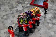 El ataúd de la Reina Isabel II con la Corona del Estado Imperial descansando encima es portado en la Abadía de Westminster durante el funeral de estado de la reina Isabel II Foto: GETTY IMAGES