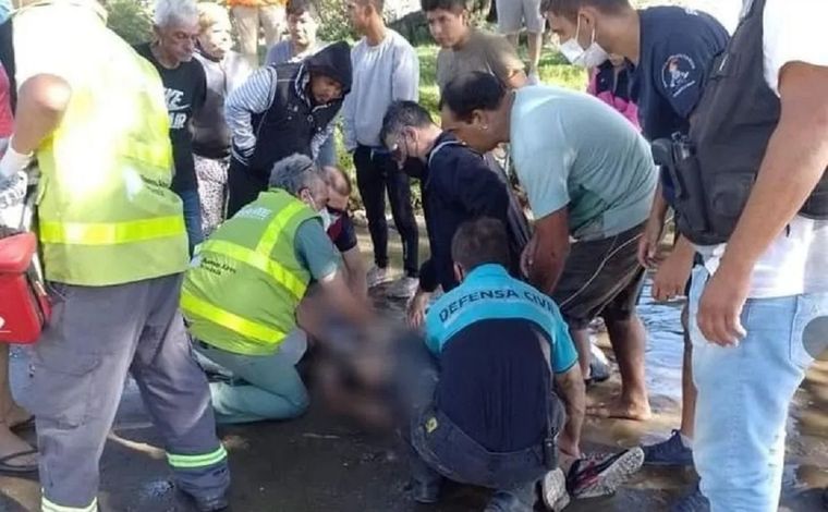 La víctima tenía 35 años y se lanzó al agua para rescatar a sus hijos