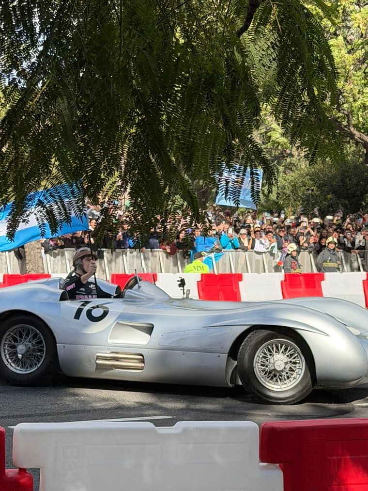 Franco Colapinto a bordo de la Flecha de Plata de Fangio.