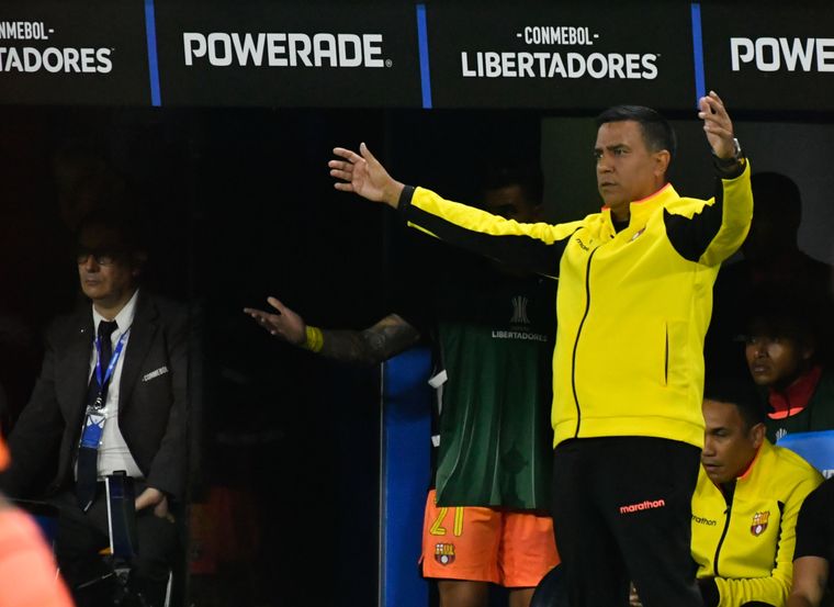 El DT de Barcelona de Ecuador protagonizó un incómodo episodio en la sala de la Bombonera.&nbsp;