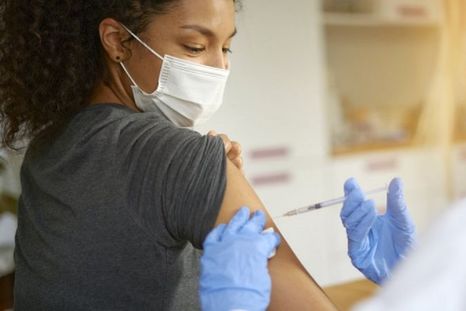 Las vacunas han mostrado ser una manera eficaz de reducir el riesgo de enfermar gravemente de covid-19. Foto: GETTY