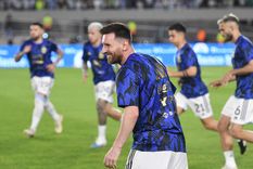 Messi y un calentamiento a lo Maradona en el Monumental. Foto: Télam