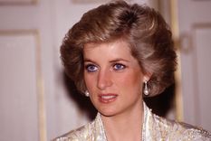 Lady Di tenía una mirada penetrante y sus ojos resaltaban aún sin maquillaje. Foto: https://www.hola.com/imagenes/belleza/tendencias/20201117179363/diana-de-gales-eyeliner-azul-maquillaje/0-889-957/lady-di-t.jpg