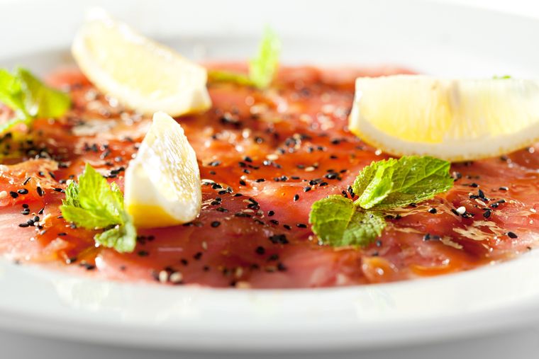 Una receta de carpaccio de atún bien lograda depende casi exclusivamente de la frescura y calidad del pescado. Una receta de carpaccio de atún bien lograda depende casi exclusivamente de la frescura y calidad del pescado.