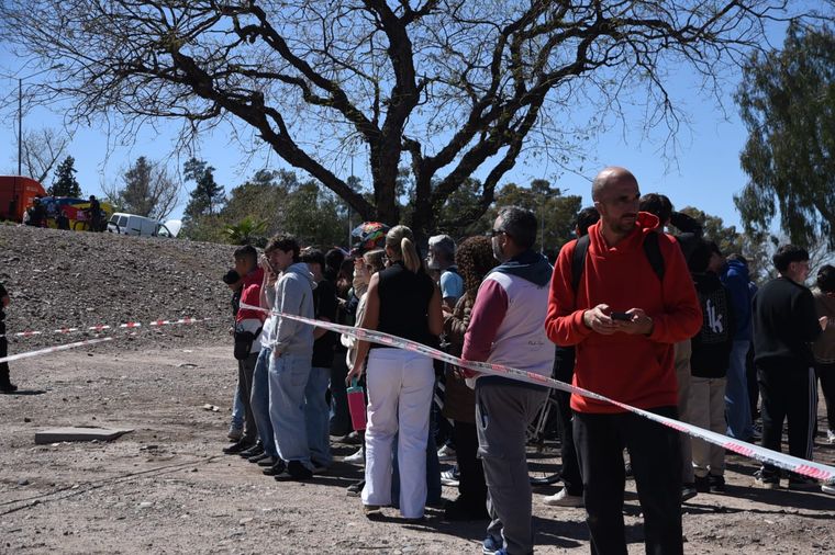 Bomberos trabajan en el lugar por la pérdida de combustible del camión. Bomberos trabajan en el lugar por la pérdida de combustible del camión.