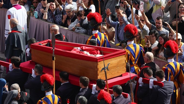 El cuerpo de Francisco ya se encuentra en la basílica de San Pedro. Foto: EFE