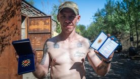 Andrii Andriichuk, un delincuente profesional que se convirtió en soldado, muestra su medalla de "Héroe de Ucrania", la condecoración más alta del país.