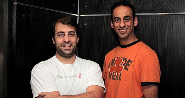 Los diseñadores Pablo Morales y Alejandro Olguín (la sonrisa se debe a su último logro). Foto: Gentileza