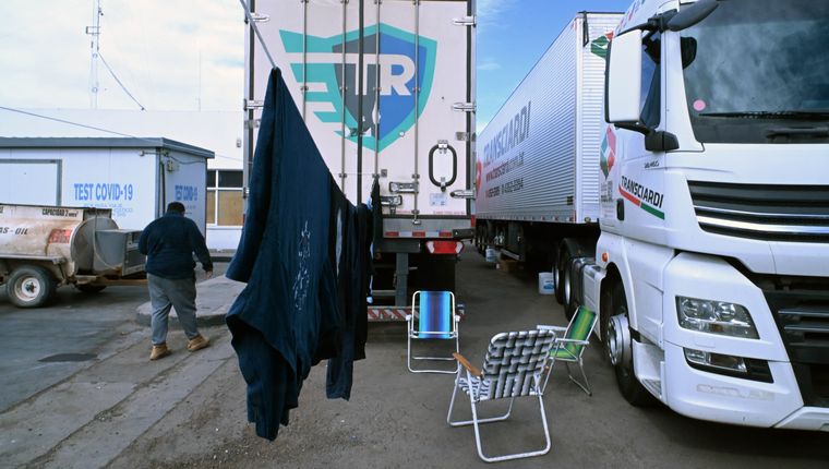 Una estación de servicio en la ruta sirve de refugio para los camioneros varados. Una estación de servicio en la ruta sirve de refugio para los camioneros varados.