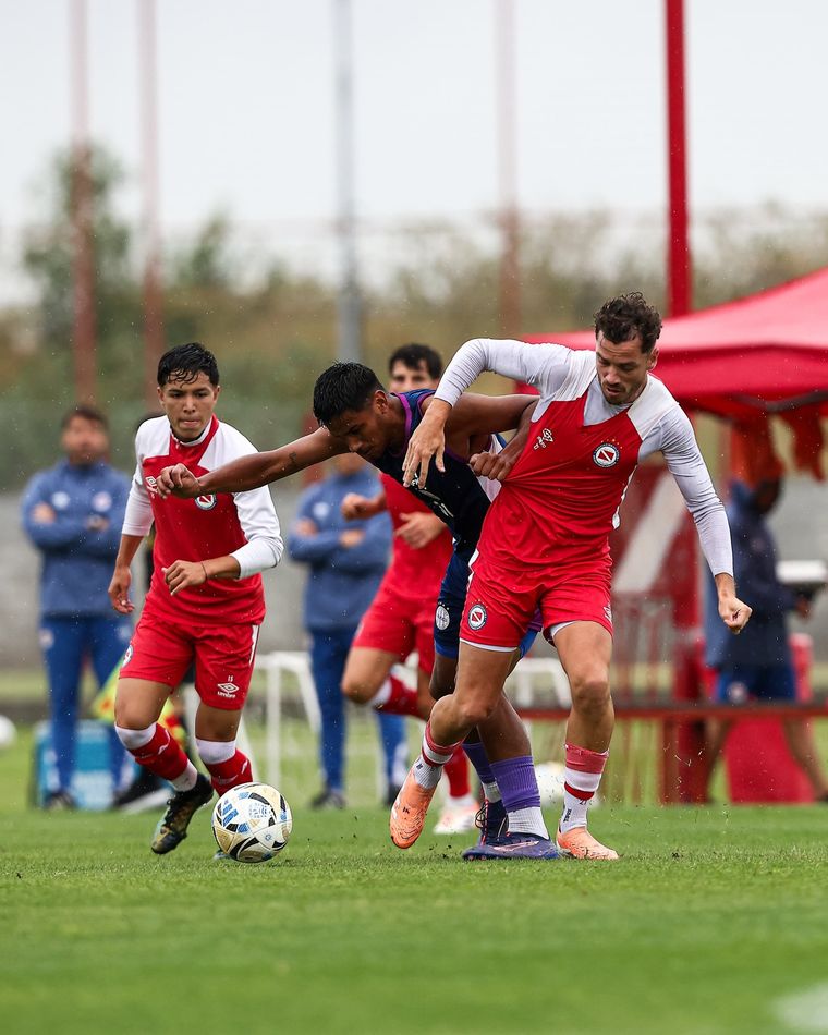 Argentinos se impuso a Sacachispas en dos amistosos.